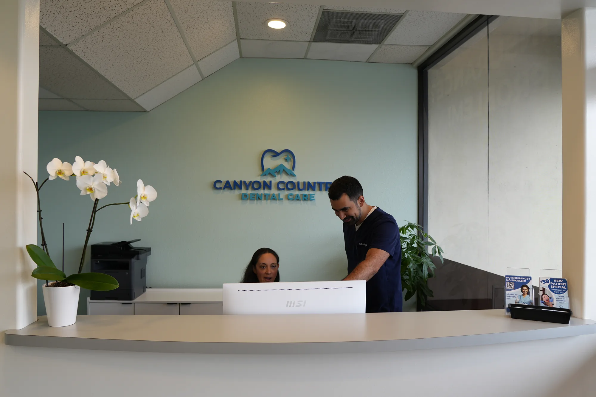 Equipo de recepción del consultorio dental